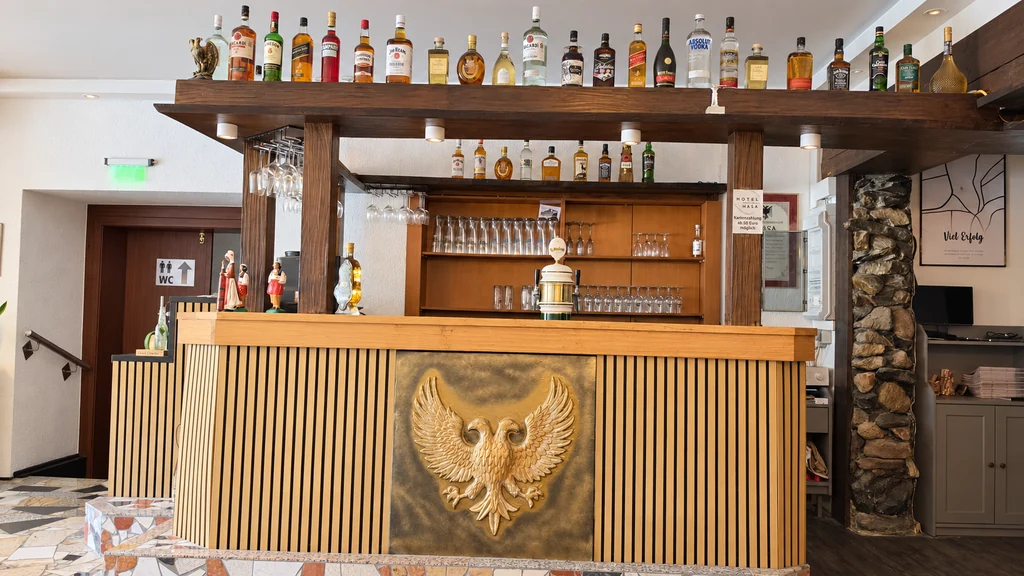 Bartheke im Hotel Hasa mit goldenem albanischen Doppeladler-Relief.